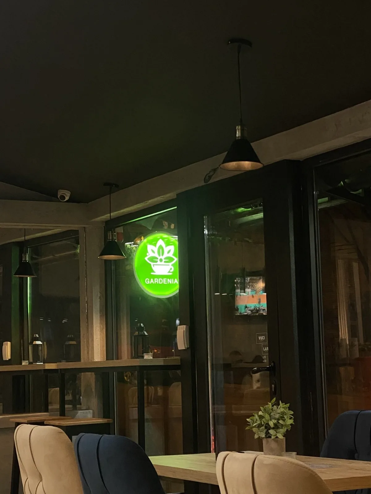 Caffe Gardenia večernji ambijent