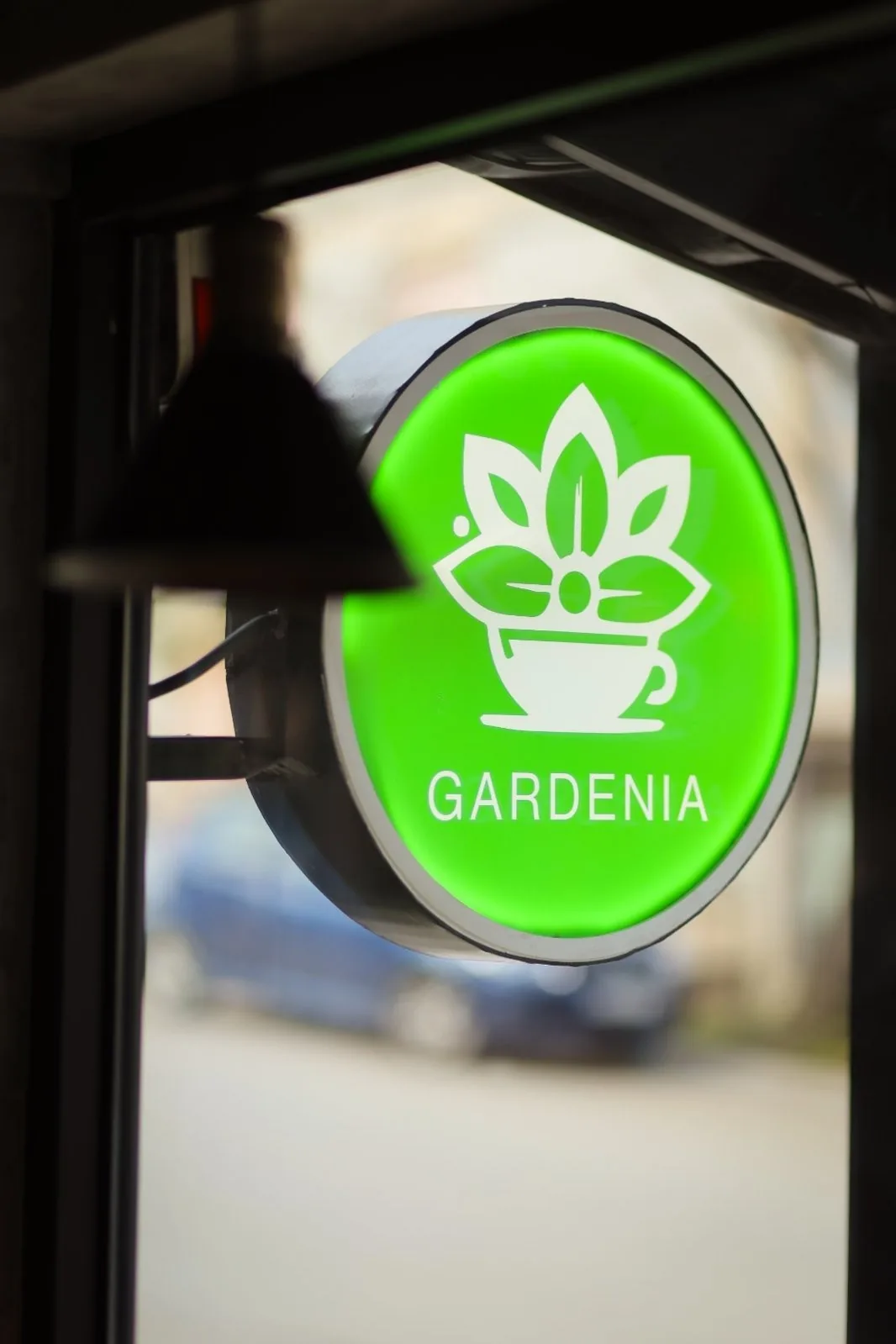 Gardenia svetleći logo na ulazu